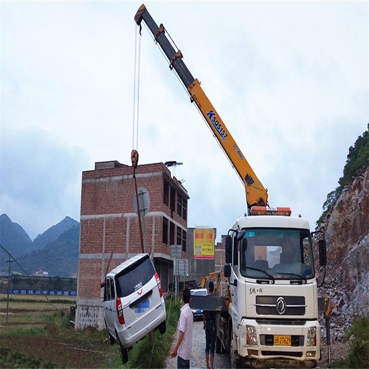 阿勒泰道路交通事故救援吊装案例